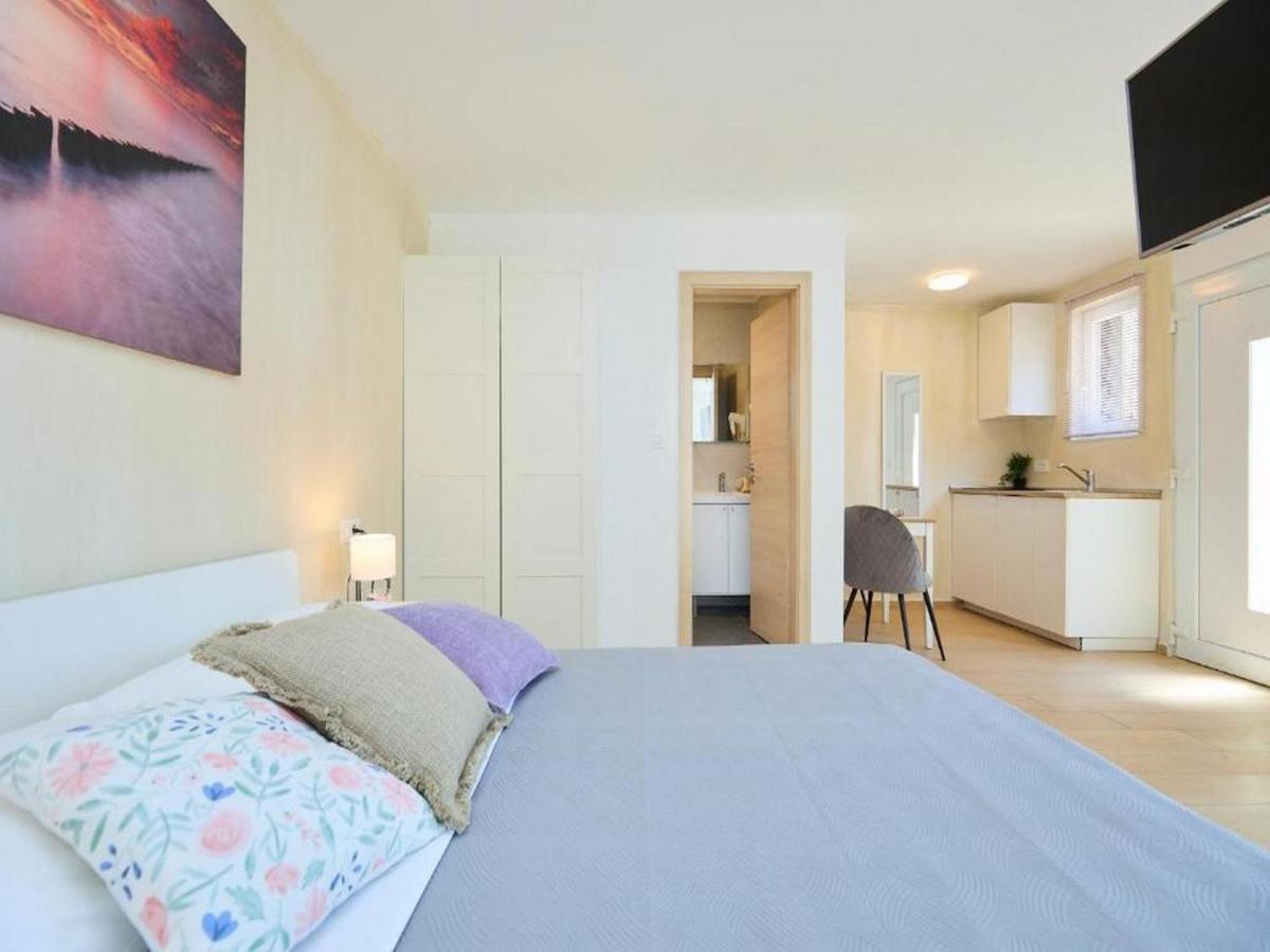 Palm Tree Apartment