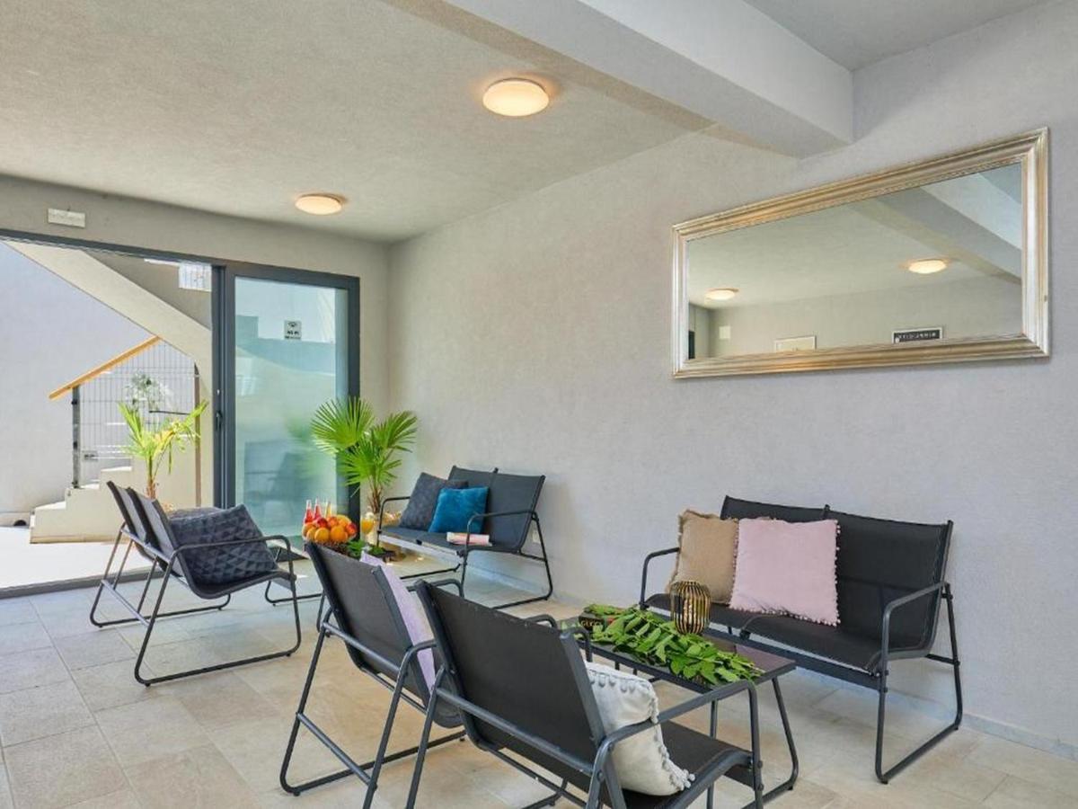 Apartment Palm Tree
